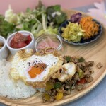 SK Dog Cafe - 女性人気No.1！ガパオプレート。
本格的なお味をお楽しみいただけます。
セットでスープがつきます♩