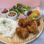 SK Dog Cafe - 揚げたてで、あつあつ、かりかり、ジューシー。
ボリューム満点の唐揚げプレートです。
セットでスープがつきます♩