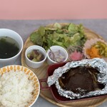 SK Dog Cafe - 手作りグリルハンバーグ。
じっくりグリルで焼くことで、肉汁が溢れ出ます。
手作りならではのおいしさ。
セットでスープがつきます♩