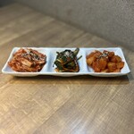 韓国料理サムシセキ - 自家製のキムチ盛り合わせ