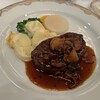 ソラリア西鉄ホテル - 料理写真:この日のメインは牛ミスジ肉のグリヤードです。  たっぷりのキノコの入ったソースが添えられてました。