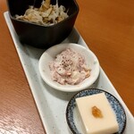 Ishiusubiki Udon Shuhari - お通し代　550円　切干大根、自家製ポテサラ、手作り豆腐
