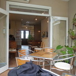 アルクトゥルス - テラス側からの店内