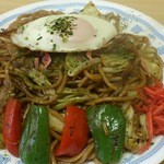 焼きそば関矢 - 焼きそば大盛り玉子載せ