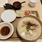 韓国家庭料理スリョン - コラーゲンたっぷり鶏半羽うどん1,480円