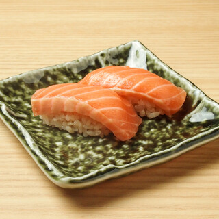 Enjoy Sushi such as "drinkable salmon" at a good price!