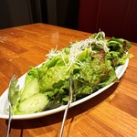 代官山 焼肉かねこ - 塩とごま油のサラダ