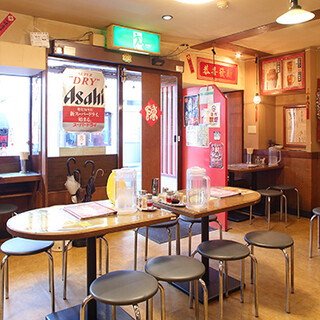 駅近で好アクセス！暖色のライトが照らす温かみのある店内