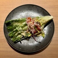 楽食倶楽部 裏小路牛肉店 - エレガントなロメインシーザーサラダ
