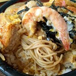 そば処 三徳 - バホそばドン丼の具オールスターズ。カツ、蕎麦、エビ、玉ねぎ、蒲鉾、刻み海苔