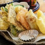 Sobadokoro Iitomo - 「野菜天ぷらもりそば」の野菜天をアップで‥