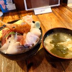 いさりび - 生ちらし 1,250円(税込)。