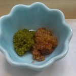 秀寿司 - 北海縞エビの玉子（左が生みたて、右が生まれる直前）