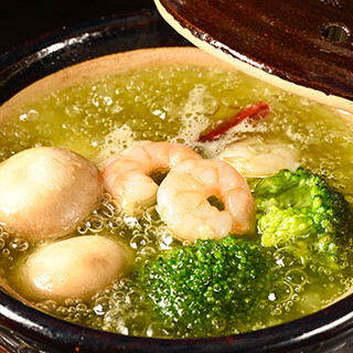 Enjoy piping hot small pot dishes, including Ajillo, where you can choose your own ingredients.