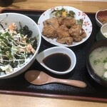 お食事処 北の屋 - アボカドサーモン丼とミニ唐揚げ　920円