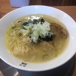 麺屋 鶏ノ湯 - 料理写真:鶏そば。880円税込。ちょうどいい塩味で鶏脂がたっぷり！