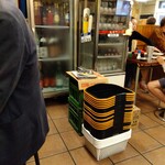 三ちゃん食堂 - 荷物籠(2024年5月13日撮影)