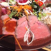 ロビーラウンジ 「マーブルラウンジ」 ヒルトン東京 - 沢山のサラダとローストビーフ