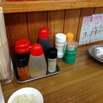 三ちゃん食堂 - 卓上の様子(2024年5月13日撮影)