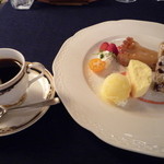 ル・ポットフー - デザートとホットコーヒー（デミタスカップ）