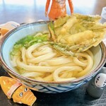中西うどん - 天ぷらの油が、出汁に馴染んで
            更に美味しくなる相性◎