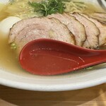 Yokohama Hommarutei - 鶏、豚、魚介のトリプルスープにマイルドながら旨みの強いカエシで絶妙な塩梅