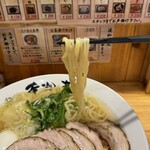 Yokohama Hommarutei - 春菊のアクセントも爽やかで、加水率高めの自家製麺はツルモチ美味