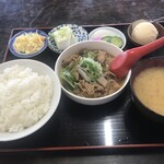 一本杉 - もつ煮定食（600円）