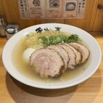 Yokohama Hommarutei - 本丸塩ら〜麺¥1000、豚チャーシュー¥400