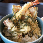 Kawanabe - 塩天丼は、海老天2本・カボチャ天・レンコン天・チクワ天の内容。