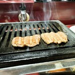 焼肉幸泉 - タン塩　焼いてるところ