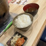 Sumibiyakiniku Kuguru - ランチは　ナムル　キムチ　ご飯が付きます