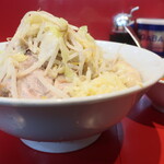 ラーメン二郎 - ラーメン半分＋ニンニク少し＋青ネギうずら
