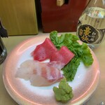 天下寿司 - 時期的にタイはおいしかったんですけどこのマグロは一皿160円台で出て来るにはおいし過ぎるまぐろだったわ！ タマにこうゆうのがあるから外せません。