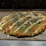 お好み焼きもみじ - 下生地で本体のすじネギを包んでいるのでエッジが丸みをおびていて、他の方の写真を見た限り「混ぜ焼き」やと思ってた
      
      (۳˚Д˚)۳これは技アリ！
