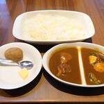 ガヴィアル - 『平日ランチAセット（1300円税込）』
            ・野菜カレー&チキンカレー