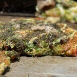 お好み焼きもみじ - 『やわらかくて、トロトロしたネギと生地』
      生地のお出汁にパンチが効いてる
      