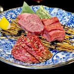 Tokyo Yakiniku Go - 厚切り3点盛り(右上:タン塩、左上: タテばら、手前:ハラミ)