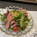 Oumiushi Okaki Honten - ローストビーフサラダ