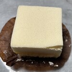 チョコレートショップ 博多の石畳 - チーズの石畳 430円(左下少し欠けてしまいました)