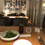 TRATTORIA AL POMPIERE - サラダにアイスミルクティーでパスタ待ち