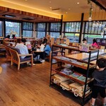 どんぐり - イートインできるフリースペースあり