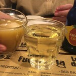 Osterla dell'Orsa - 白ワインとパイナップルジュースで乾杯！