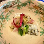 よし町 - 鯉　皮、鱗をパリパリに揚げたもの。鱗の塩味で何もつけなくとも美味！鱗って最強の調味料かも。