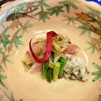 よし町 - 鯉　皮、鱗をパリパリに揚げたもの。鱗の塩味で何もつけなくとも美味！鱗って最強の調味料かも。