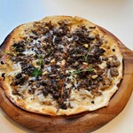 LATTE GRAPHIC - トリュフ香るバルサミコマッシュルームピザ