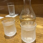 Kisetsu Ryouri Ichii - 「完全発酵」とは、健常な酵母を育てながら酵母が醪(もろみ)の中の糖分をほぼ喰いきる(分解させる)ことにより自然に衰弱し、発酵作用が止まるプロセスであり発酵を全うさせる酒造りなのだそう。