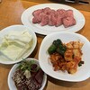 焼肉 やっちゃん - 料理写真:上タン塩　キムチ盛り　ココロ刺し
