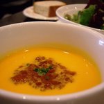 トラットリア・コリーナ・ピッコラ - 前菜はカボチャの冷製スープ、コンソメのジュレ添え