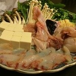 夕凪橋 多古安 - てっちりの具材。アラだけでなく正身が入ります。